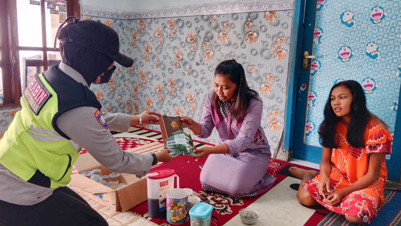 Polri Terus Salurkan Bantuan Sosial Bagi Warga Korban Tragedi Kanjuruhan