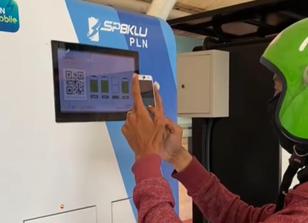 Presiden Jokowi Tinjau Kemudahan Tukar Baterai Motor Listrik, Dirut: Pakai PLN Mobile Cukup 1 Menit