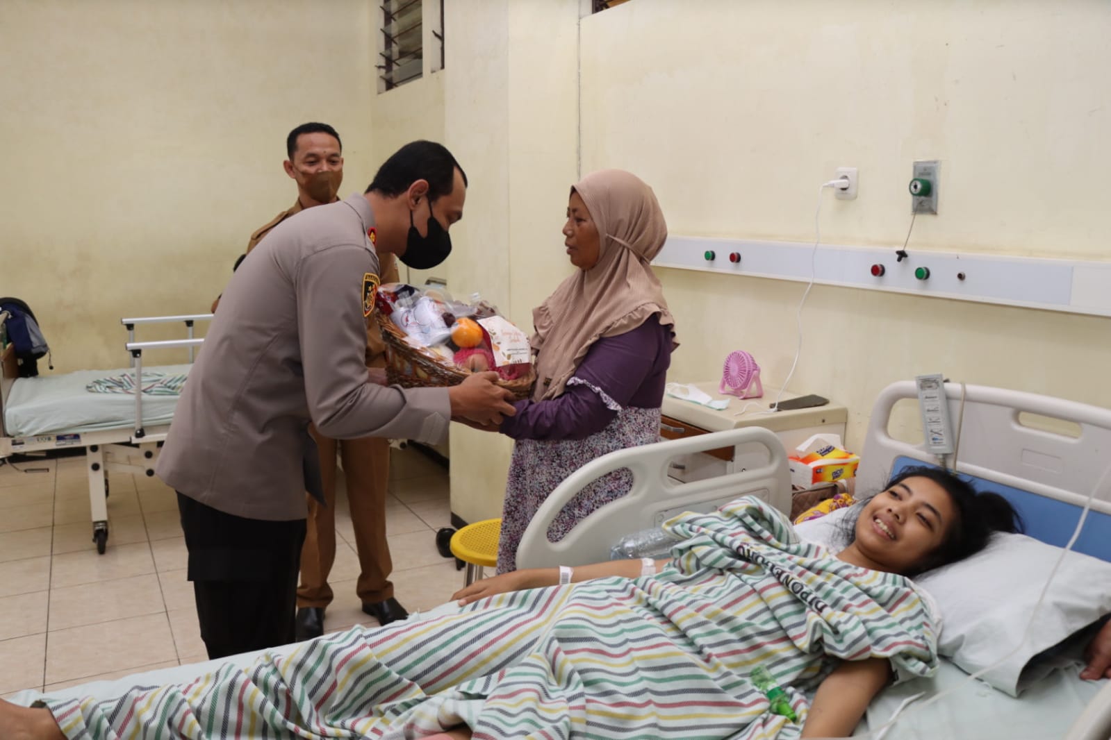 Hari Pertama Bertugas, Kapolres Malang Kunjungi Korban Tragedi Kanjuruhan Beri Santunan dan Bantuan Pengobatan