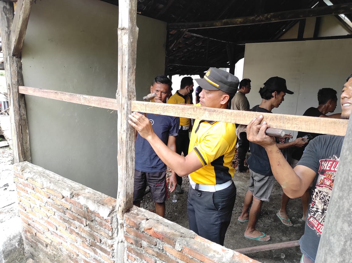 Gandeng Komunitas Motor, Polres Madiun Bedah Rumah Warga yang Tidak Layak Huni