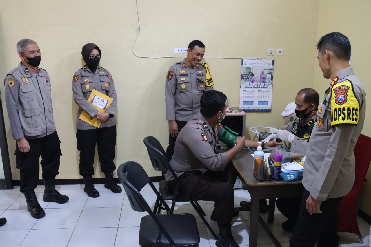 Beri Tali Asih, Kapolres Batu Kunjungi Bripda Fresha Anggota Korban Tragedi Kanjuruhan