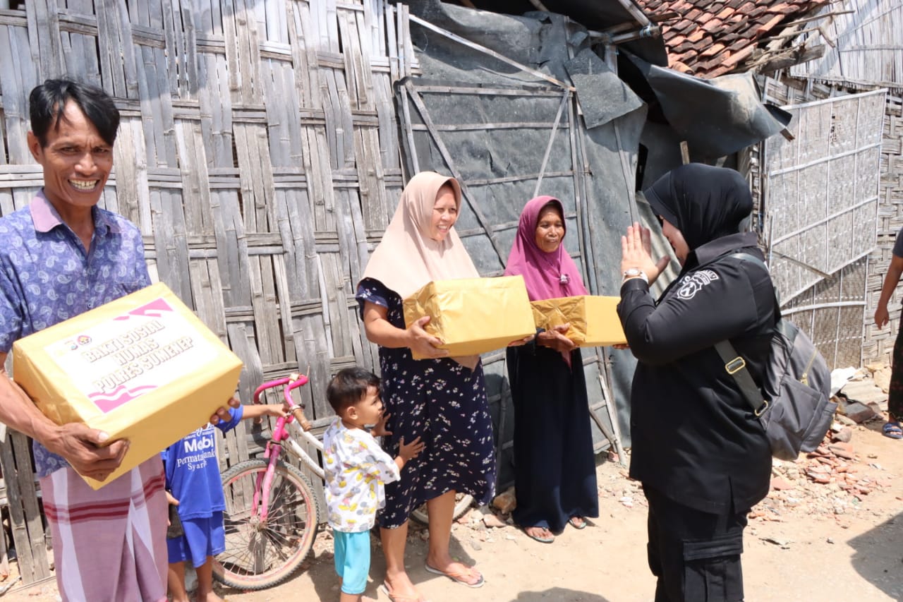 Tanggap Bencana, Polres Sumenep Berikan Bansos Untuk Korban Angin Puting Beliung