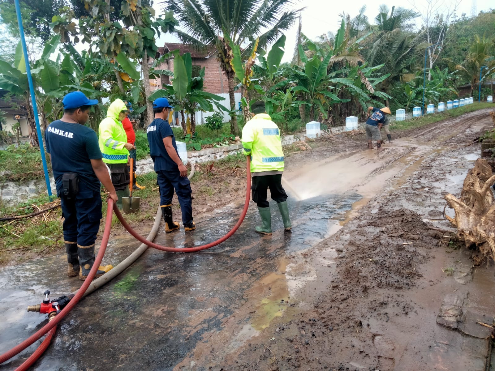 Sinergitas Polres Tulungagung Bersihkan Sisa &ndash; sisa Material Lumpur Akibat Bencana Banjir