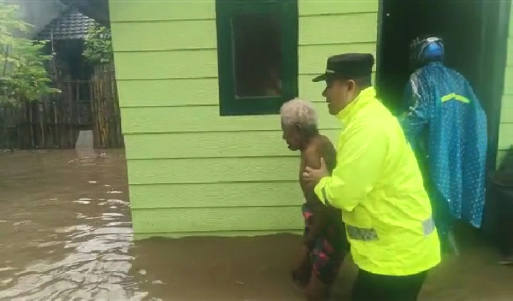 Respon Cepat Polisi di Banyuwangi Selamatkan Lansia Terjebak Banjir
