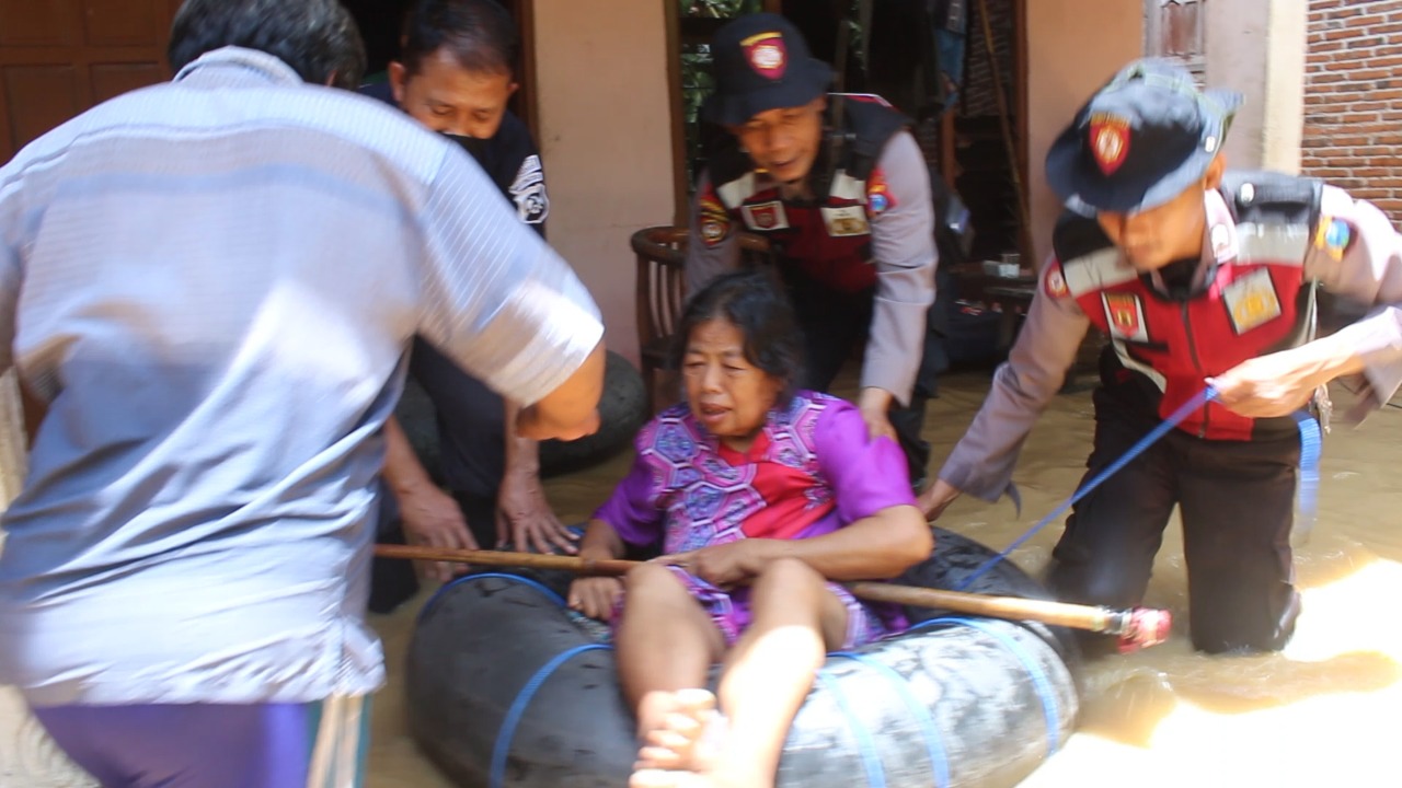 Tim SAR Polres Tulungagung Berhasil Mengevakuasi Pasutri Lansia yang Terjebak Banjir