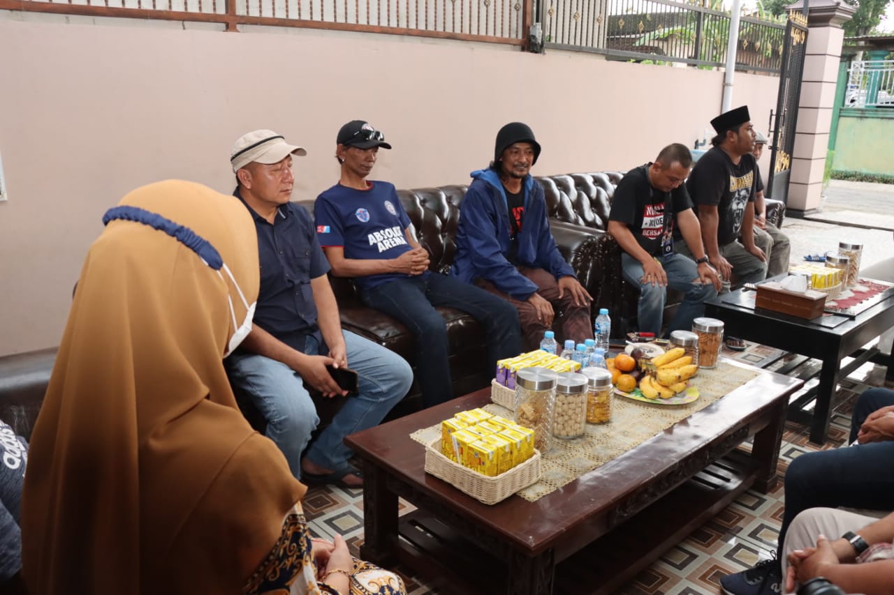Turut Belasungkawa, Polres Malang Bersama Aremania Kunjungi Rumah Duka Aipda Anumerta Andik Purwanto 