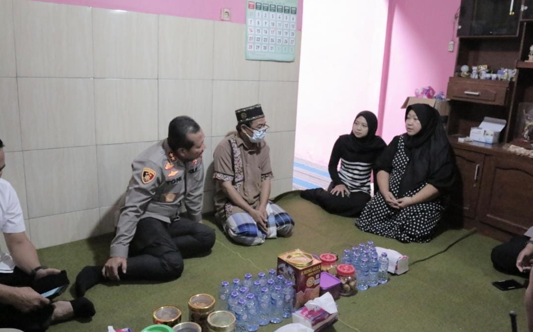 Kapolda Jatim Kunjungi Rumah Alm. Farzah Korban Tragedi Kanjuruhan, Keluarga Sampaikan Terimakasih