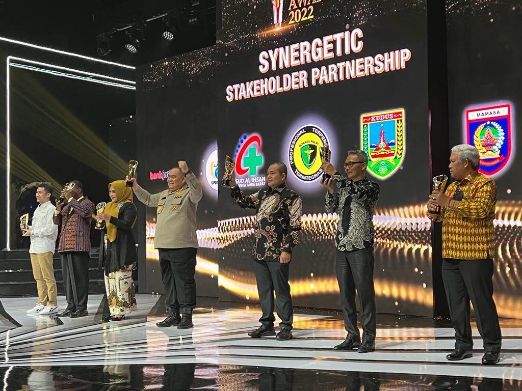 Biddokes Polda Jatim Menerima Penghargaan Kategori Excellent Health Services Initiatives In Bhayangkara Prioritas