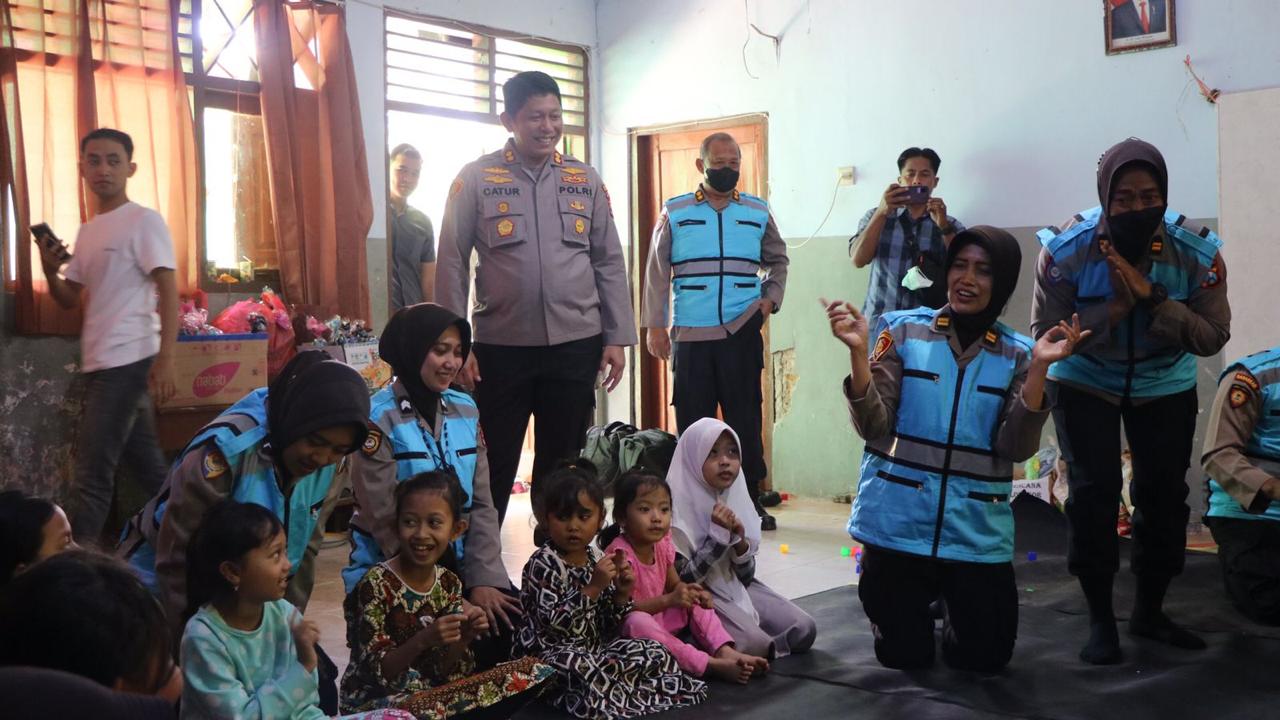 Polres Ponorogo Terjunkan Tim Trauma Healing Untuk Pengungsi Bencana Tanah Longsor