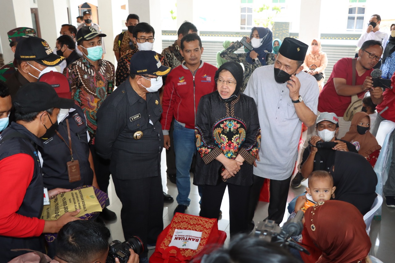 Polres Tulungagung Dampingi Mensos RI Berikan Santunan Keluarga Korban Tanah Longsor 