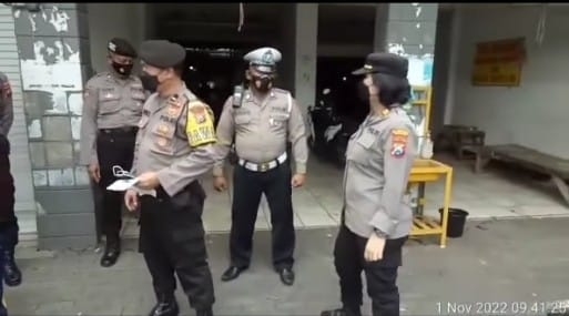 Polsek Mulyorejo Gencar Patroli Mobil Tingkatkan Keamanan dan Berikan Himbauan Prokes