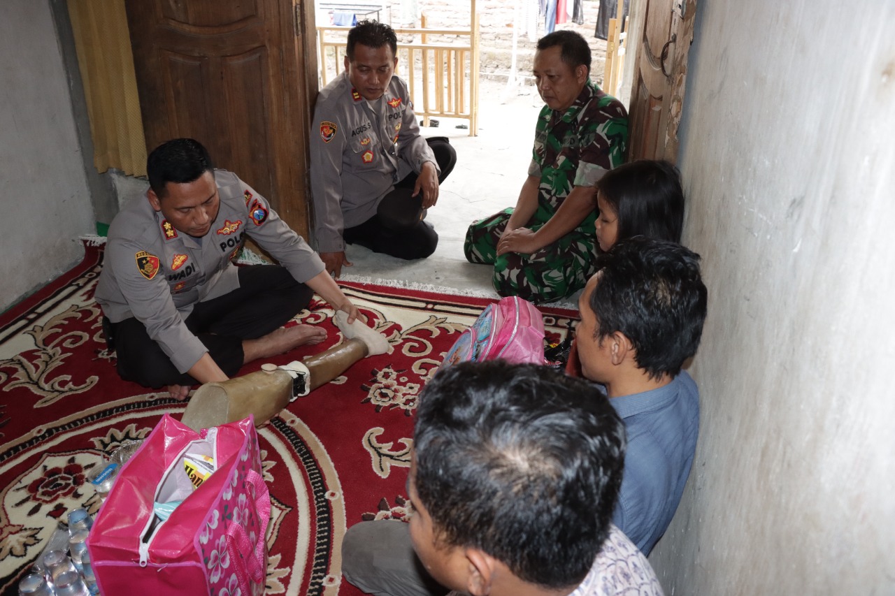 Polisi Peduli, Polres Probolinggo Kota Berikan Alat Bantu Jalan Korban Laka Lantas