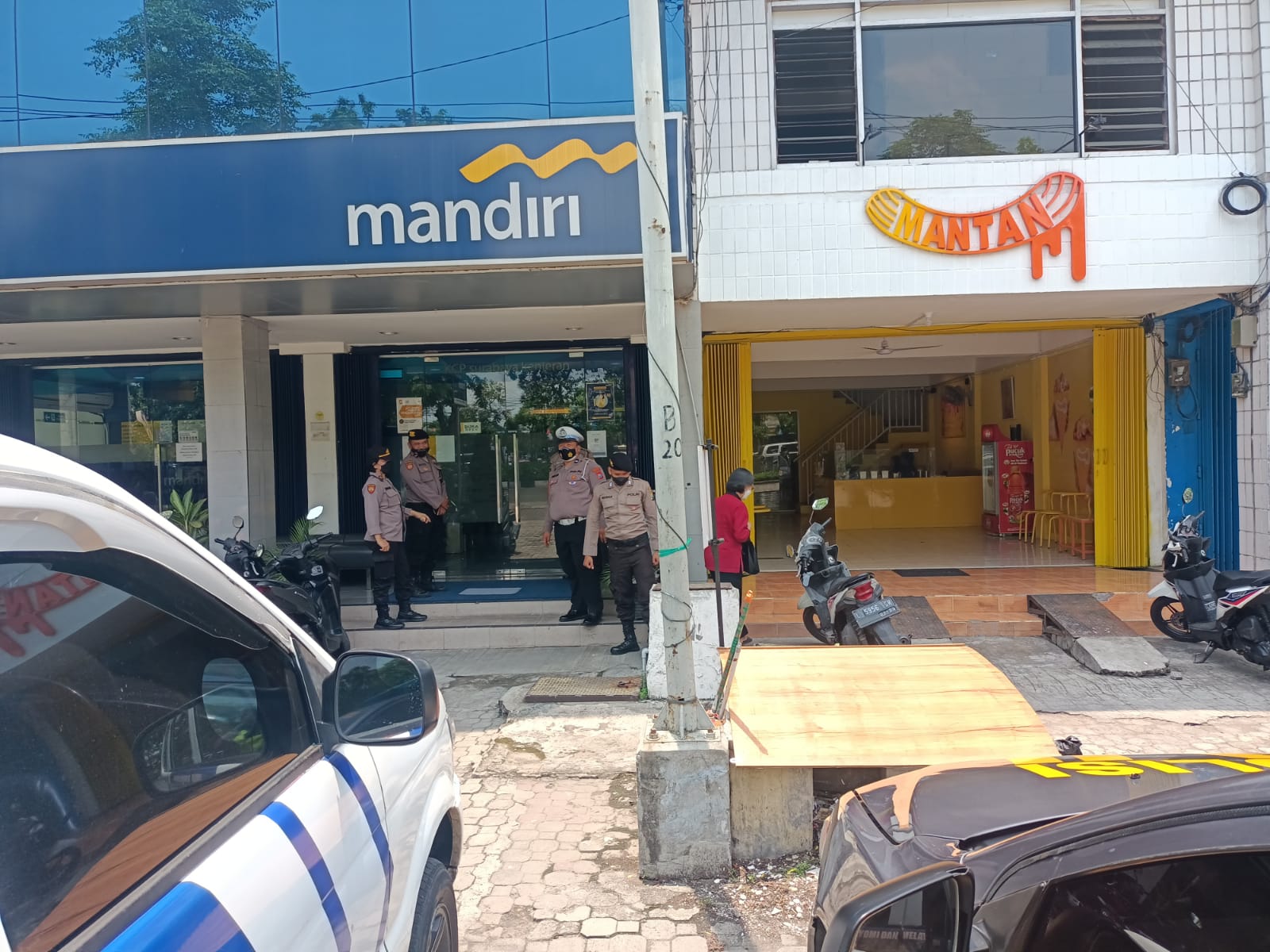 Polsek Mulyorejo Lakukan Patroli Rutin Pemantauan Di Kantor Bank Mandiri