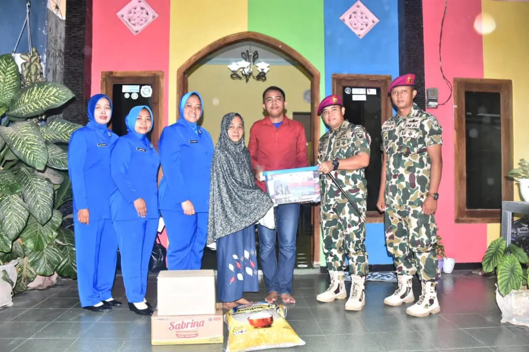 SAMBUT HUT KE-77 KORPS MARINIR, BATALYON ARHANUD 2 MARINIR LAKSANAKAN ANJANGSANA KE WARAKAWURI