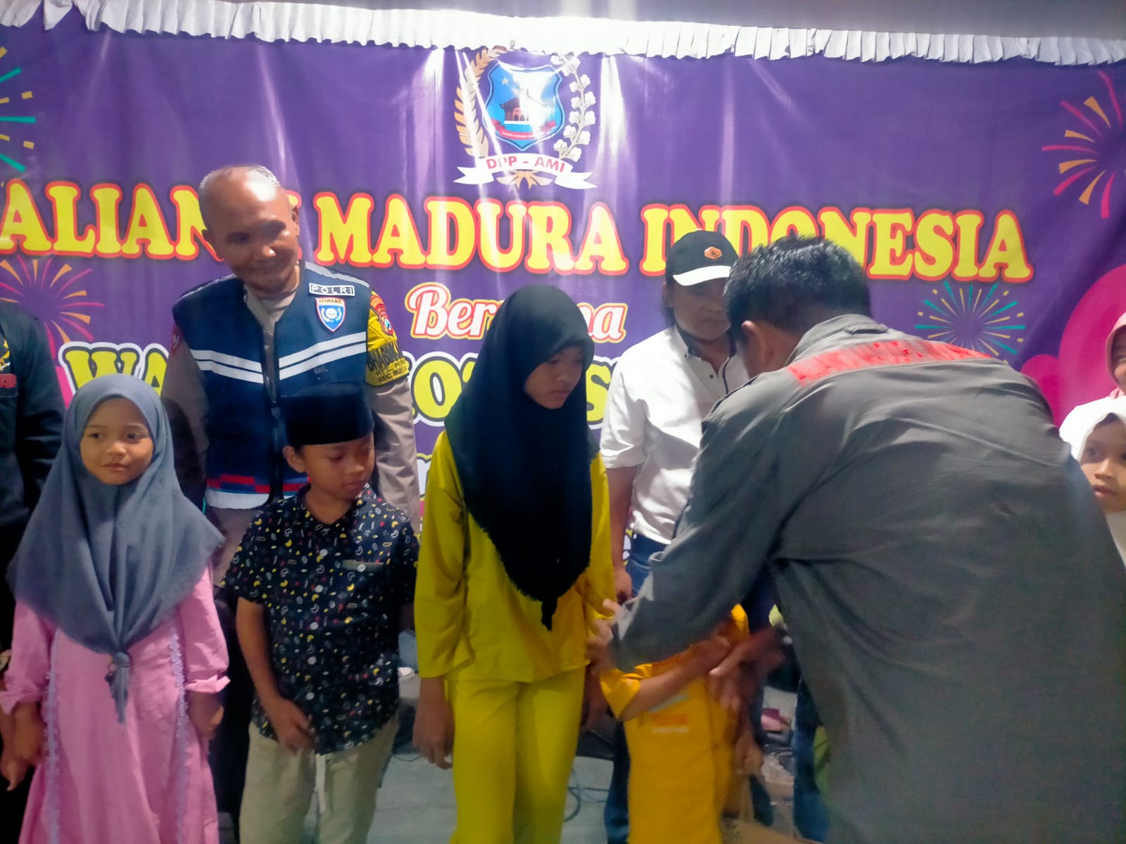 Songsong Tahun 2023, AMI Berbagi Al-Qur'an di Rusun Indrapura