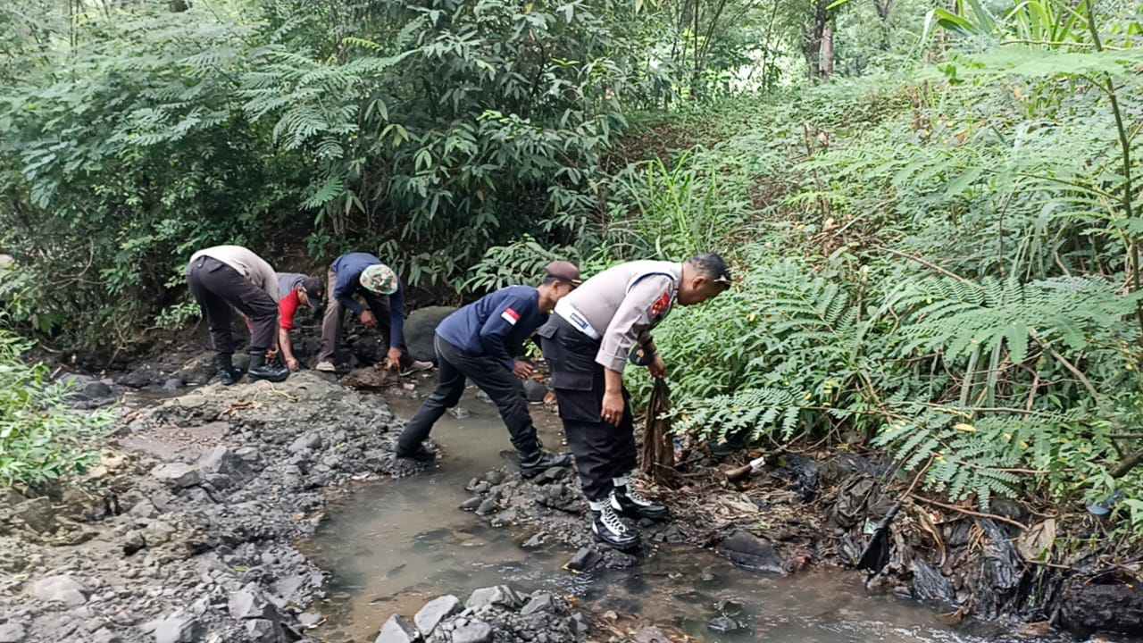 Peduli Lingkungan, Polres Ponorogo Bersama Warga Bersihkan Sungai Sambil Berbagi