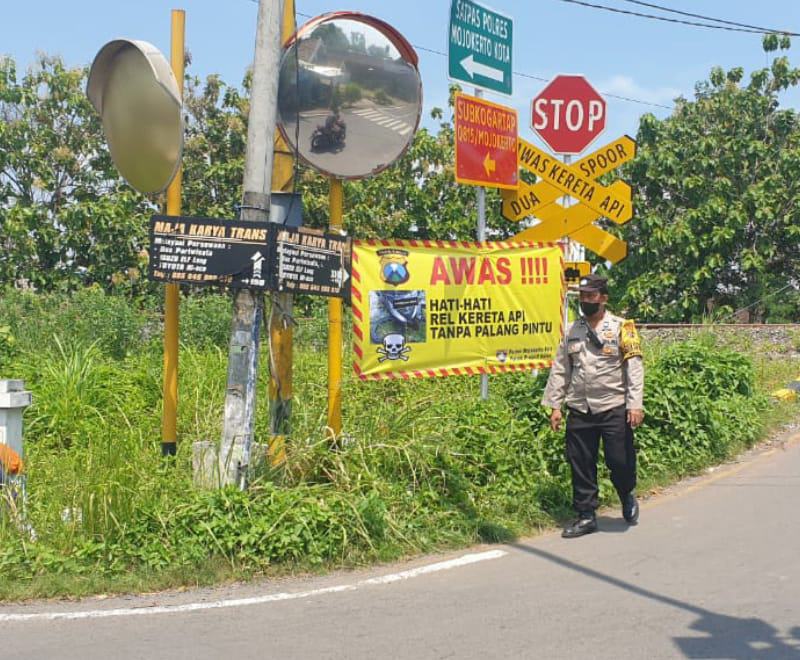 Polresta Mojokerto Pasang Baner Himbauan, Minimalisir Laka Perlintasan KA Tanpa Palang Pintu