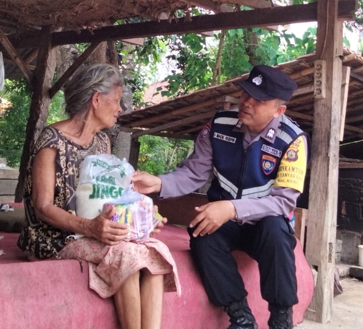 Peduli Warga Lansia Tidak Mampu, Bhabinkamtibmas Desa Tianyar Barat Salurkan Bantuan Sembako