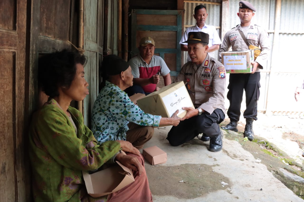 Polisi Peduli, Polres Ponorogo Salurkan Bantuan Untuk Anak Keterbelakangan Mental