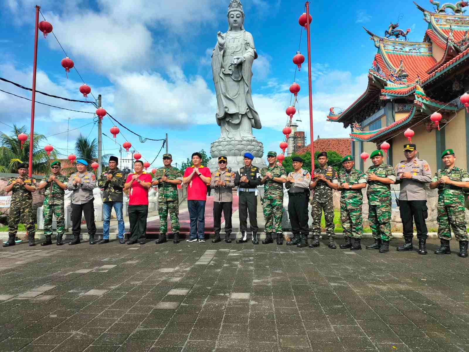 Danrem 163 Wira Satya Bersama Kapolresta Denpasar Kunjungi Vihara Satya Dharma