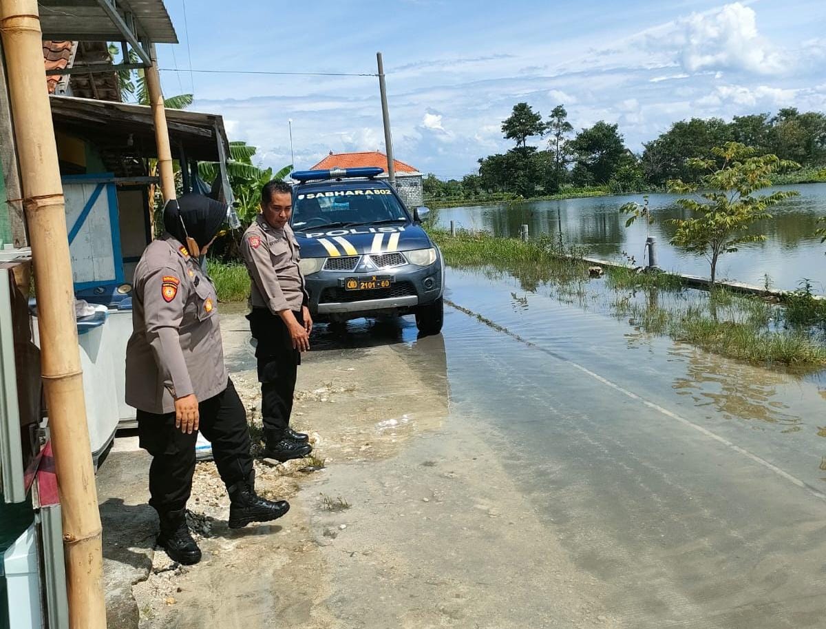 Polisi di Lamongan Keliling Kampung, Pastikan Warga Aman Dari Bencana Banjir