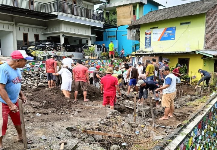 Warga Dusun Sukun, Gotong Royong Bangun Balai RW 09