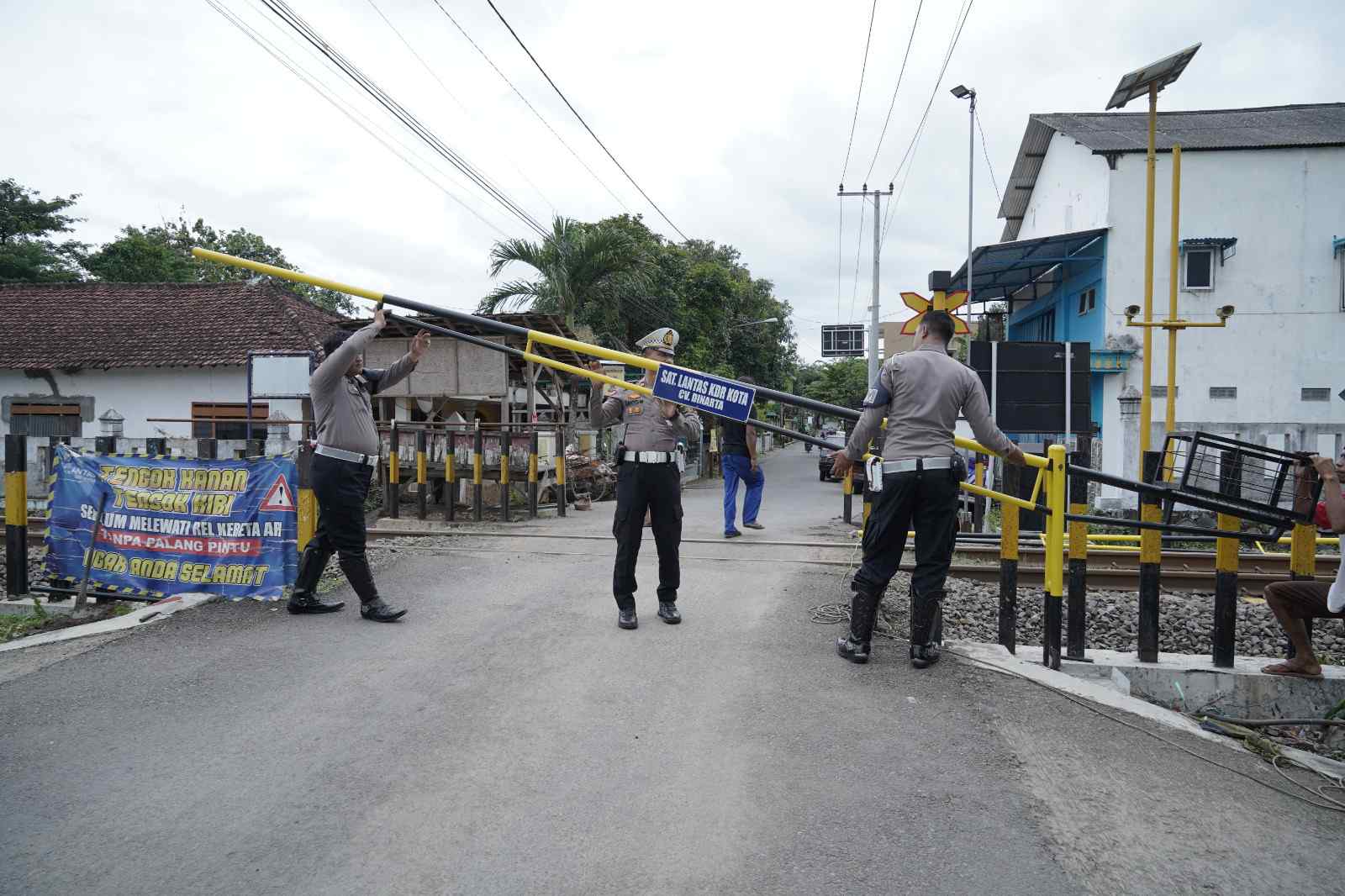 Polres Kediri Kota Pasang Palang Pintu Perlintasan Kereta untuk Cegah Kecelakaan