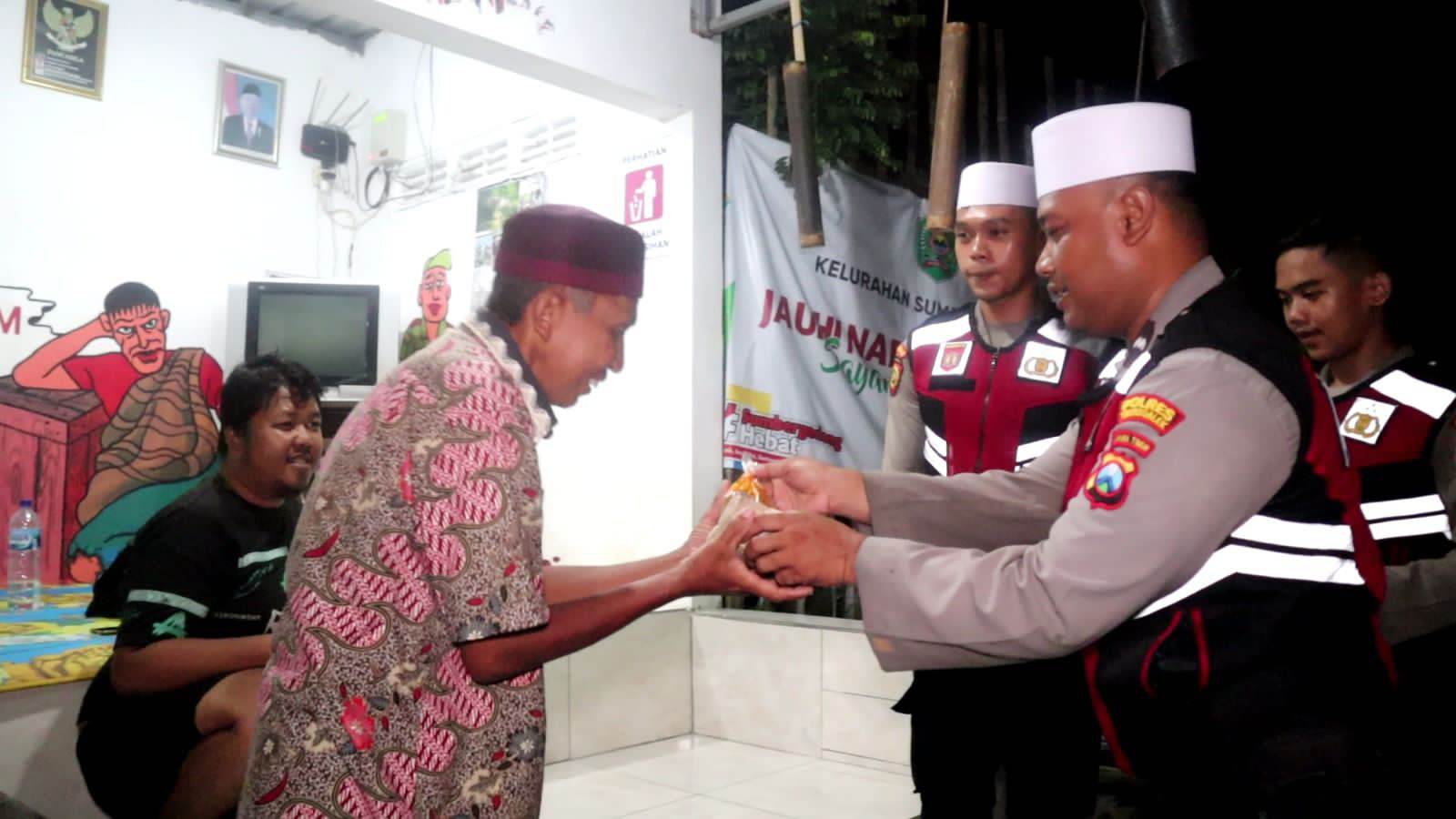 Polres Trenggalek Gelar `Patroli Ronda Sahur`, Bangunkan Warga dan Berbagi Menu Sahur