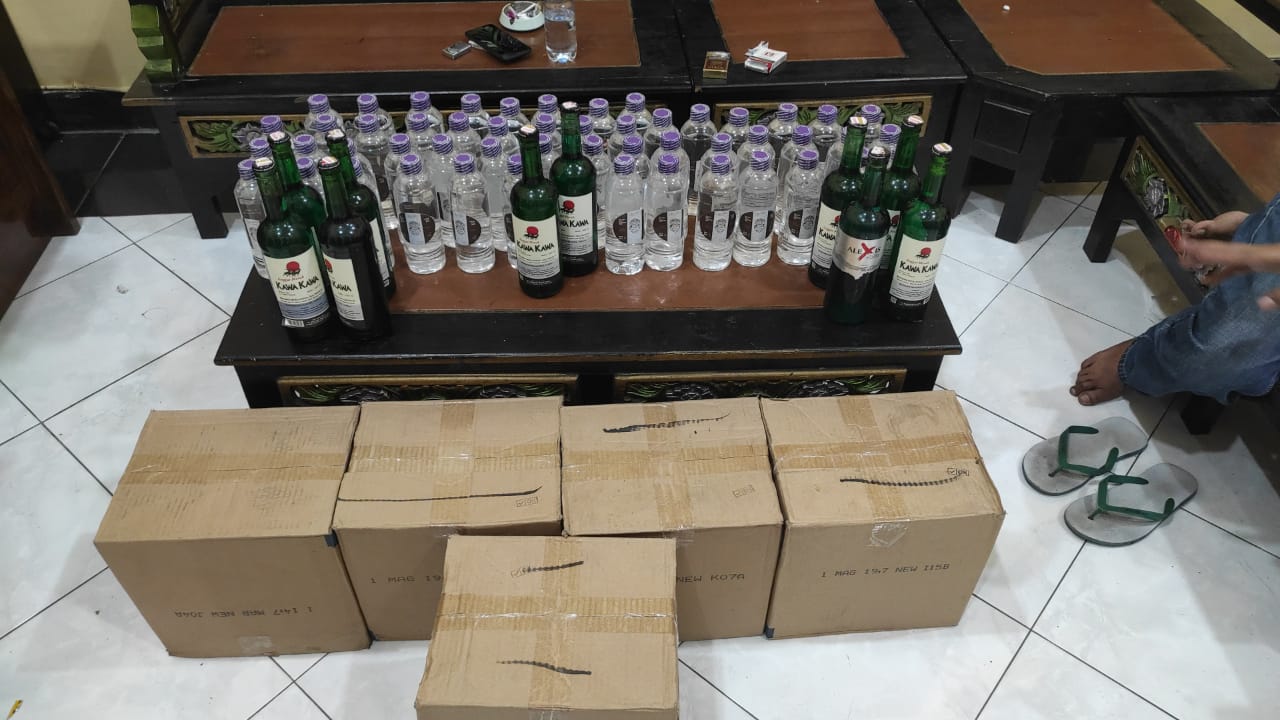 Polres Bondowoso Ungkap Peredaran Miras Oplosan, Ratusan Botol Arak Berhasil Diamankan
