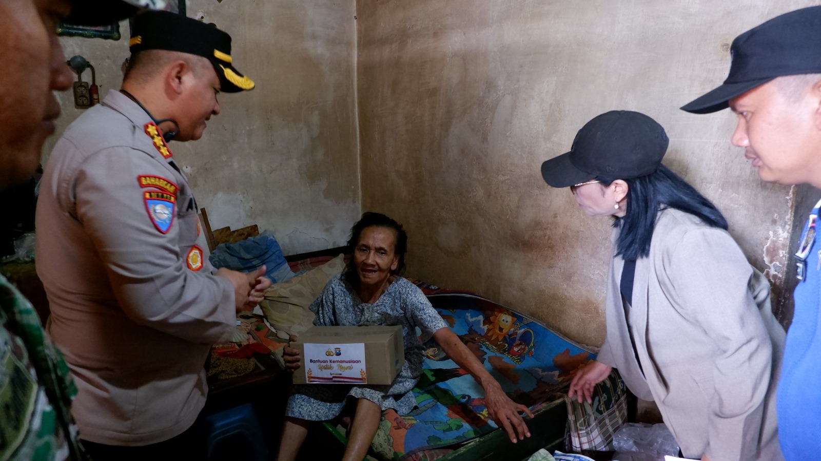 Ditbinmas Polda Jatim Berbagi Bantuan, Warga Slum Area Gubeng Kertajaya Senyum Riang