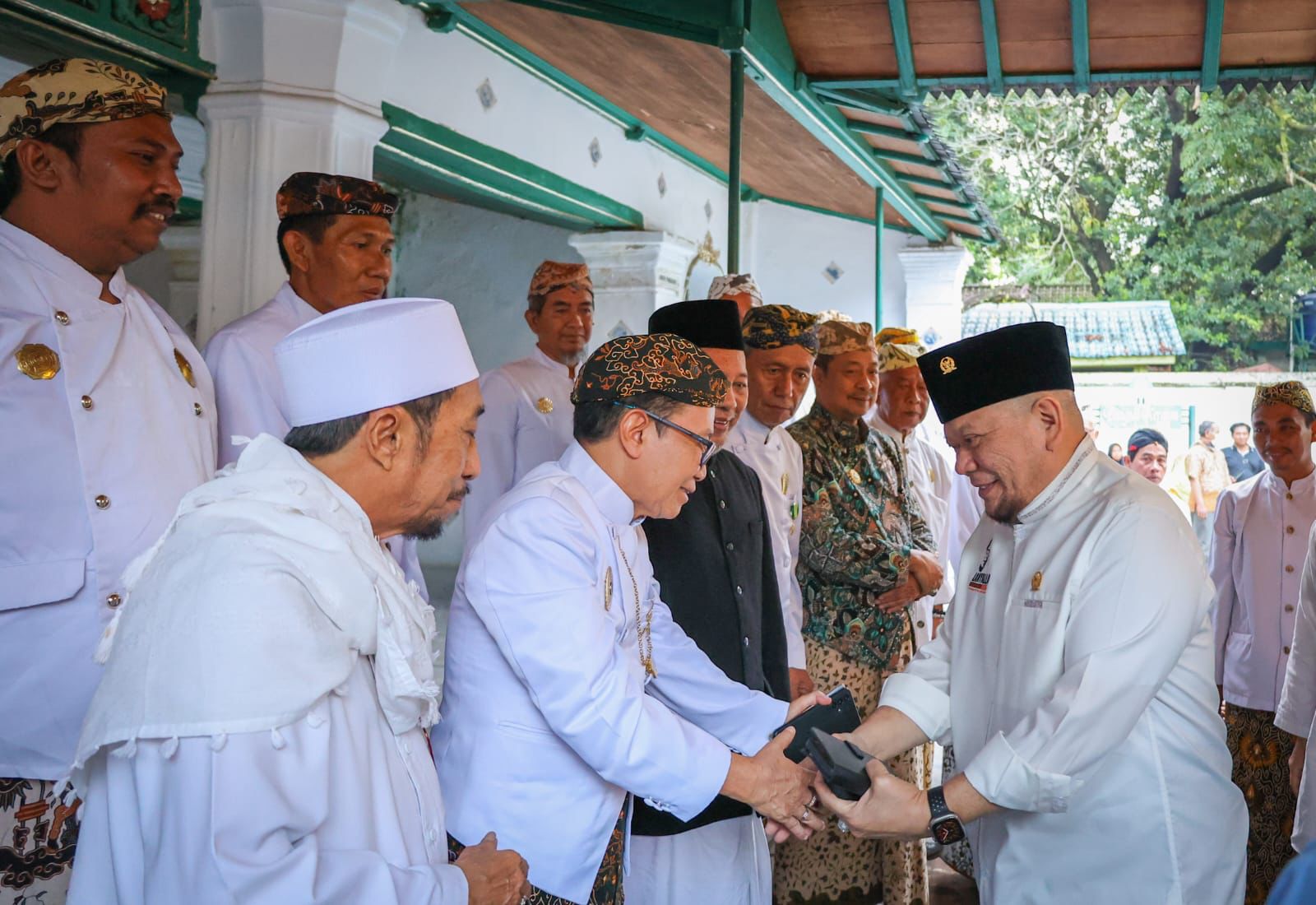 Ketua DPD RI Hadiri Buka Puasa bersama Sultan dan Masyarakat di Keraton Kasepuhan Cirebon