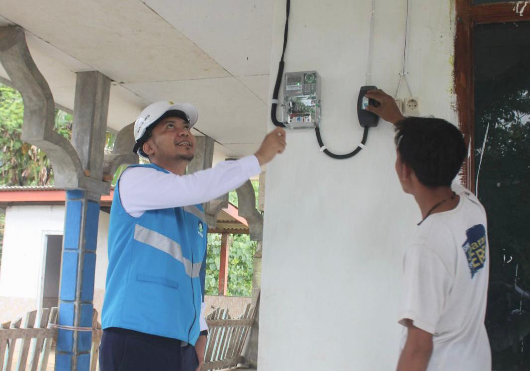 PLN Perluas Jaringan Distribusi, Warga Dusun Polay Situbondo Kini Teraliri Listrik PLN