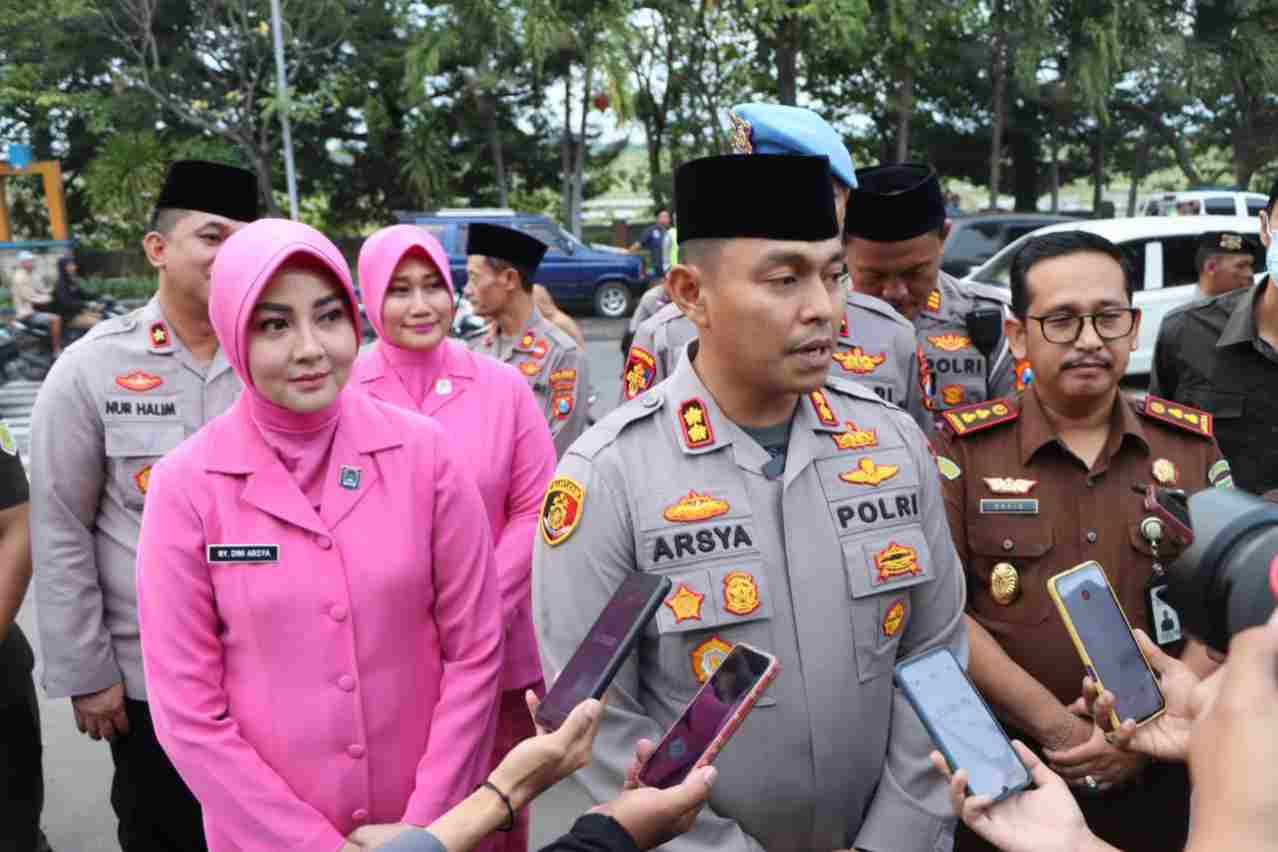 Polres Probolinggo Beserta Bhayangkari dan Awak Media Berbagi Ratusan Takjil Kepada Para Pengendara