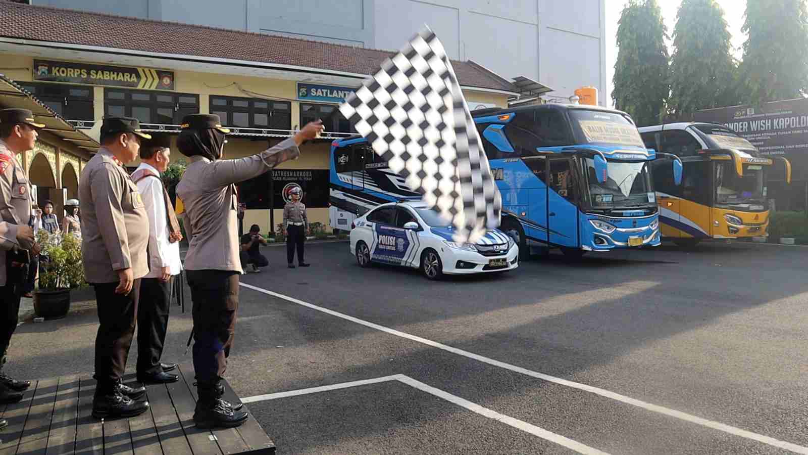 Polres Tanjung Perak Berangkatkan 100 Pemudik Tujuan Jakarta.