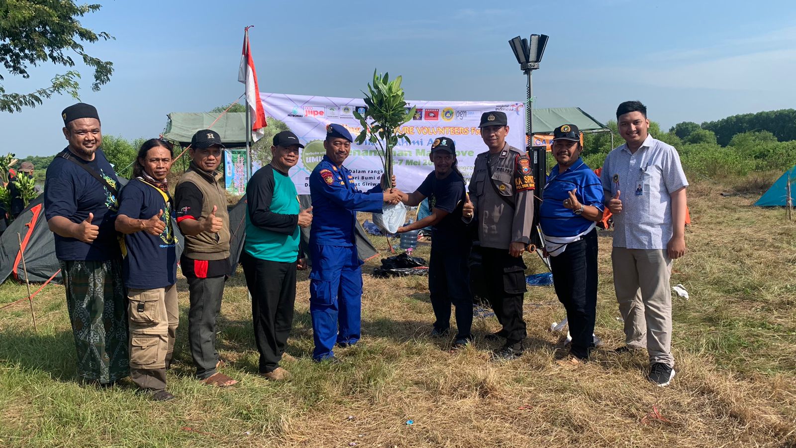 Peringati Hari Bumi Sedunia, Polres Gresik Tanam Pohon Mangrove di Kali Mireng