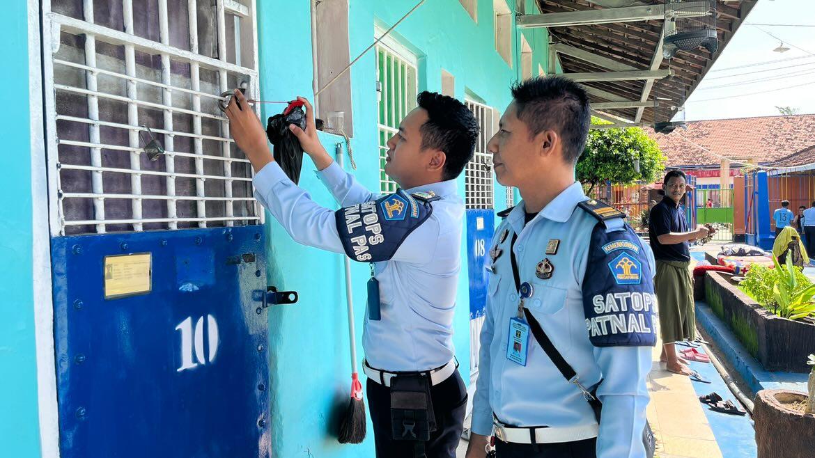 Tingkatkan keamanan, Jajaran Kamtib Lapas Pamekasan Lakukan Peremajaan Sarpras
