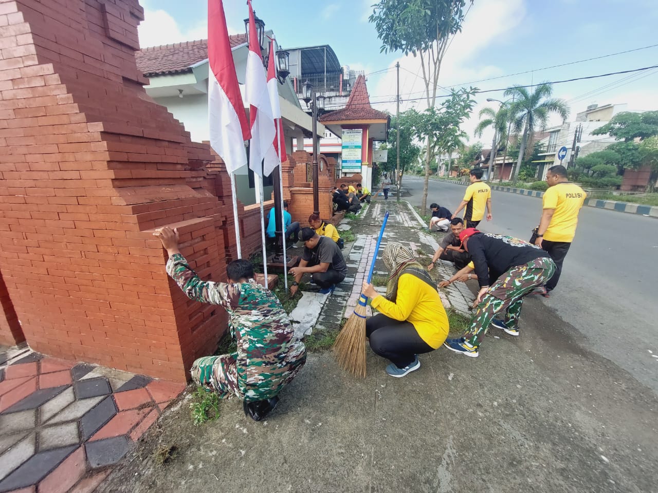 Tetap Solid, TNI - Polri di Tulungagung Laksanakan Jumat Bersih