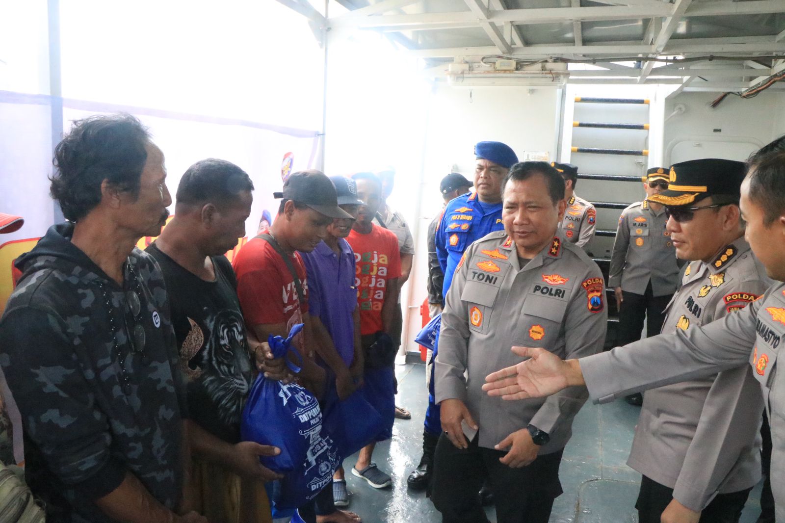 Jelang Hari Bhayangkara ke 77 Kapolda Jatim Berbagi Sembako Untuk Warga Nelayan dan Anak Yatim