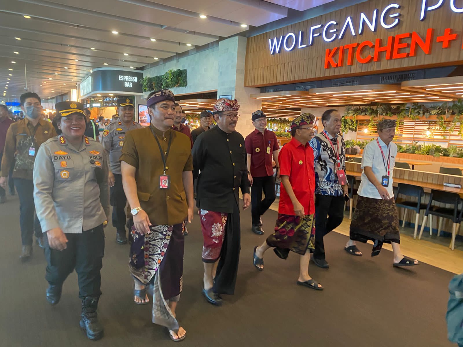 Kapolres Bandara Ngurah Rai Dampingi Gubernur Bali Sambut Kedatangan Perdana Pesawat Super Jumbo Emirat Airline