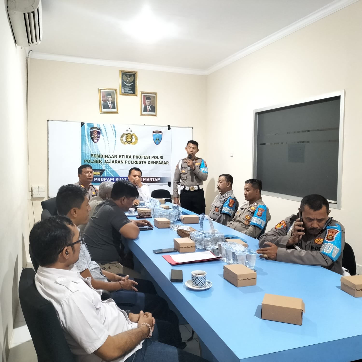 Propam Polresta Denpasar Berikan Pembinaan Tentang Etika Profesi Kepolisian Kepada Personil Polsek Benoa.