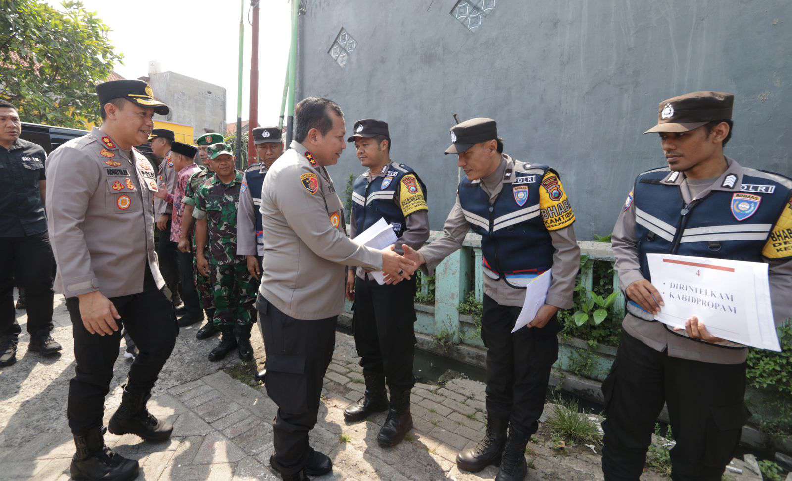 Jumat Curhat, Kapolda Jatim Blusukan ke Rumah Warga Gresik