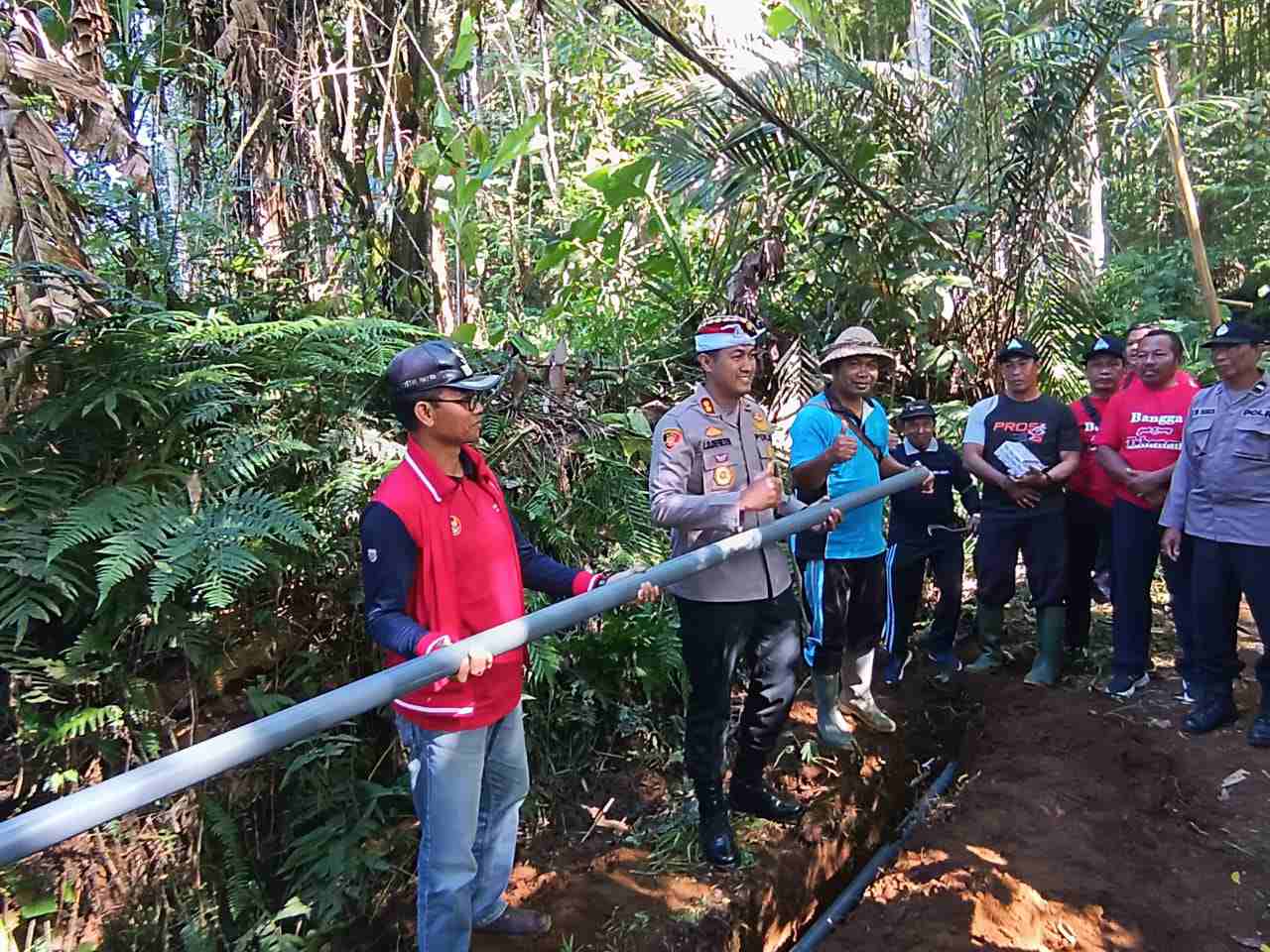 Polres Tabanan Pipanisasi Air Bersih Warga Baturiti Dan Desa Bangli Dalam Rangka Peringatan Hari Bhayangkara ke-77
