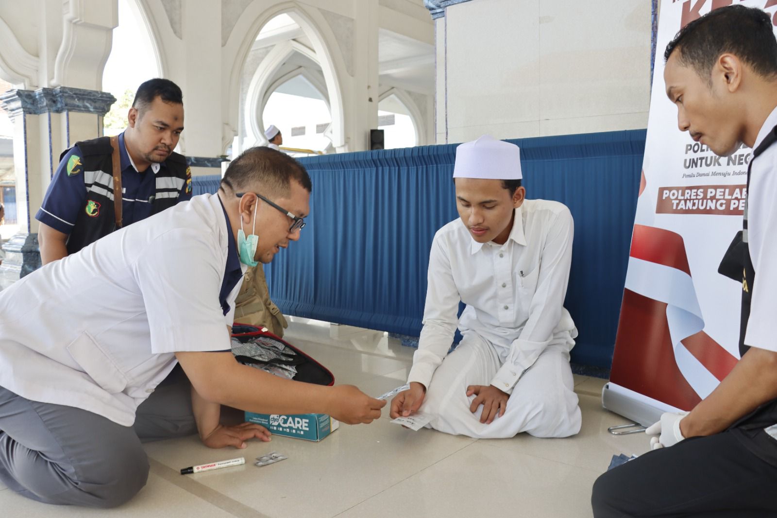 Polres Tanjungperak Gelar Bakti Kesehatan Untuk Santri Wujudkan Generasi Muda Sehat dan Produktif