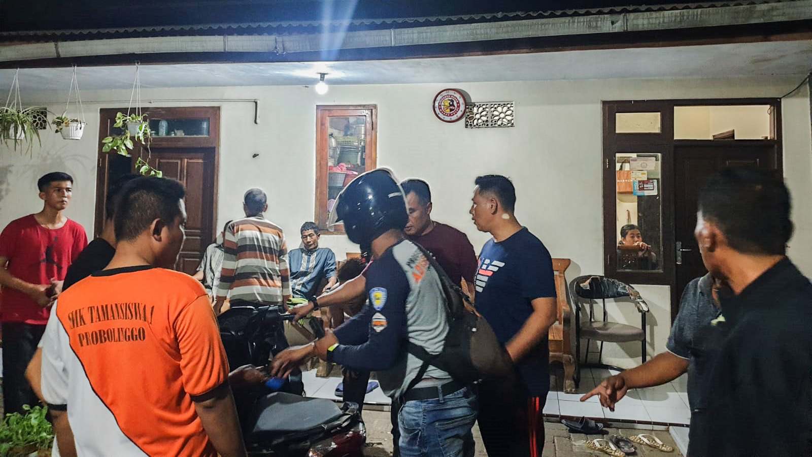 Redam Emosi Ratusan Warga Kapolres Probolinggo Kota Pimpin Proses Evakuasi Terduga Pelaku Curanmor