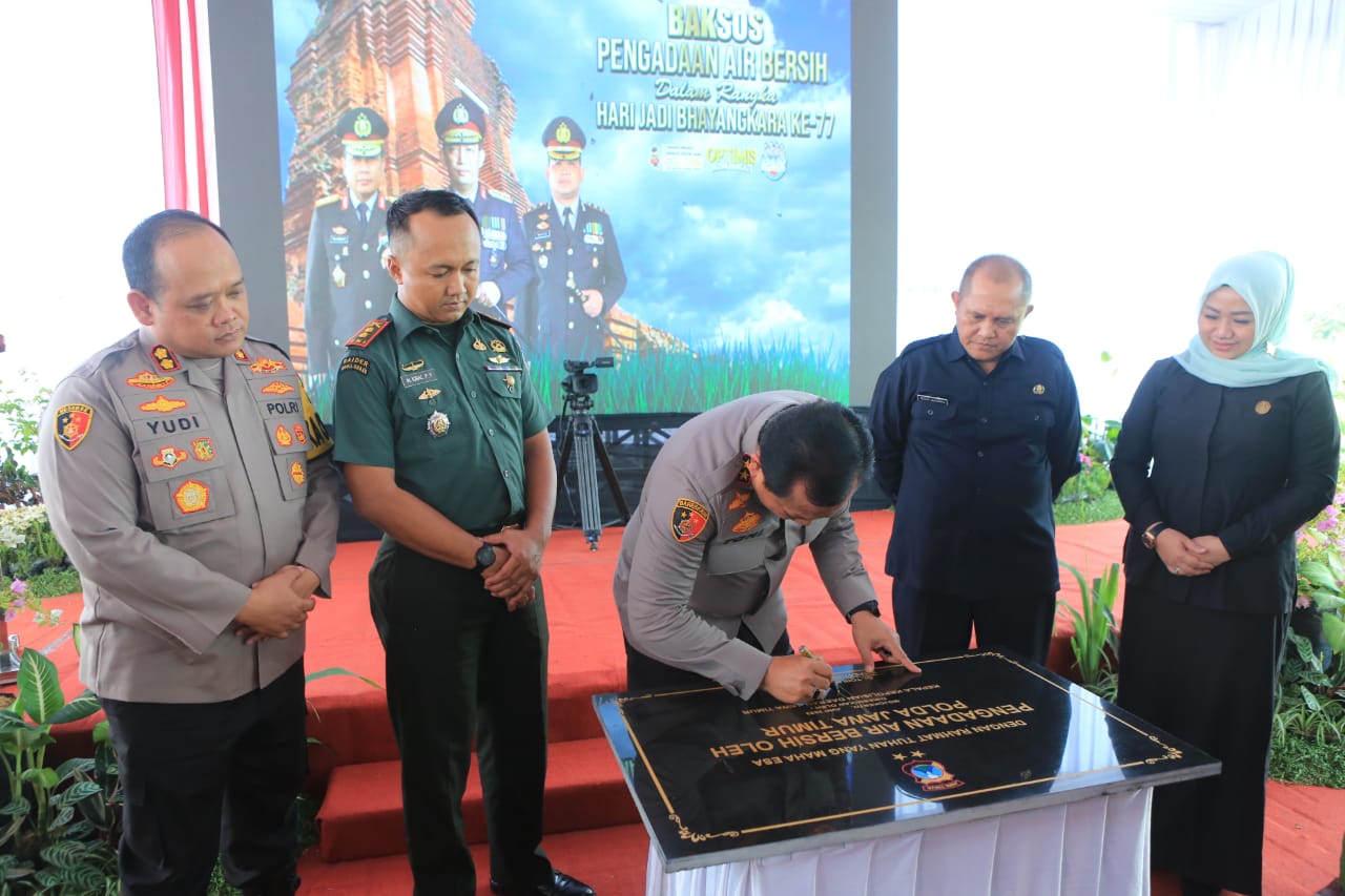 Sambut Hari Bhayangkara ke 77 Kapolda Jatim Salurkan Bantuan Air Bersih dan Bedah Rumah
