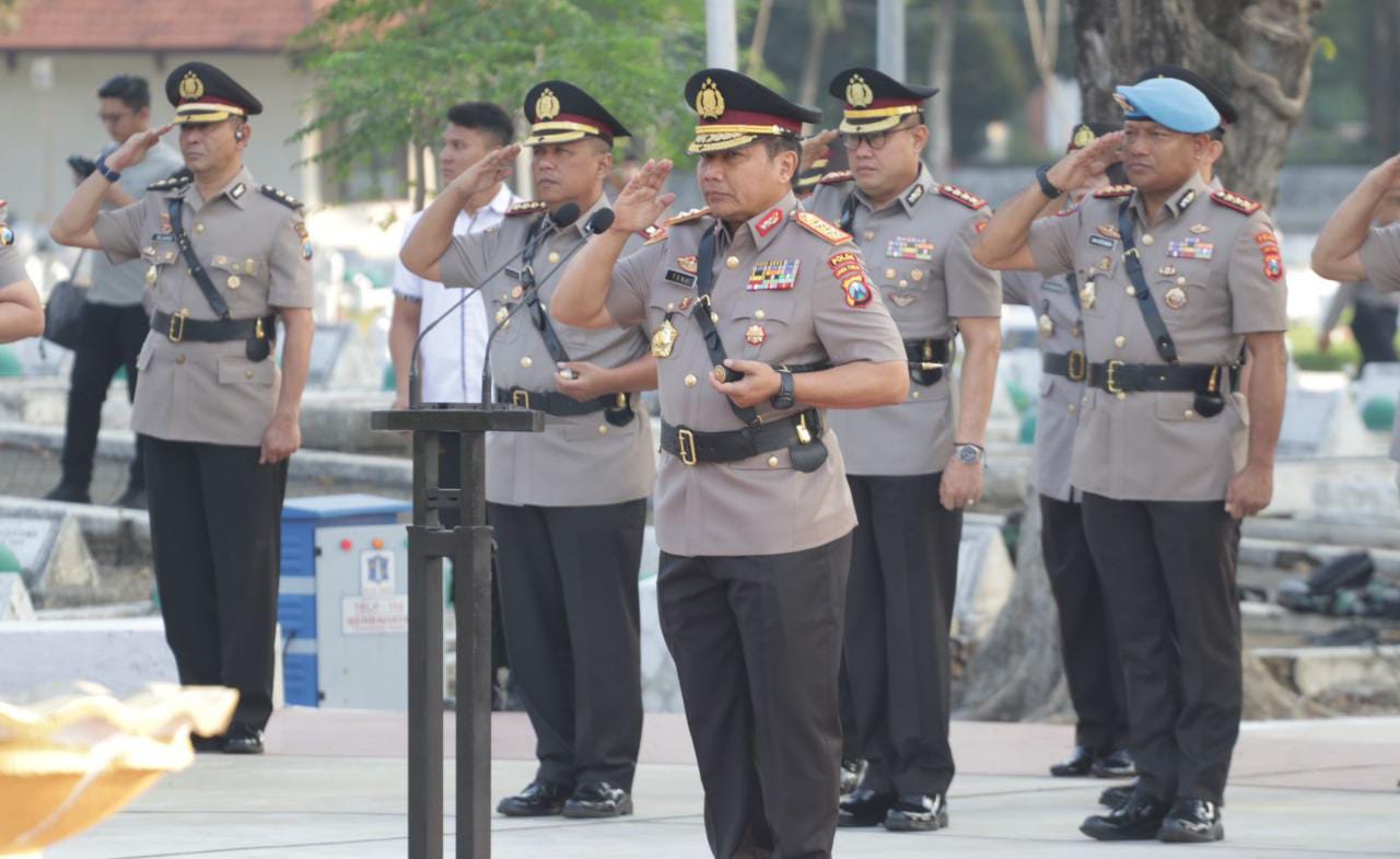 Peringati Hari Bhayangkara ke 77 Polda Jatim Ziarah di Taman Makam Pahlawan dan Tabur Bunga di Laut Jawa