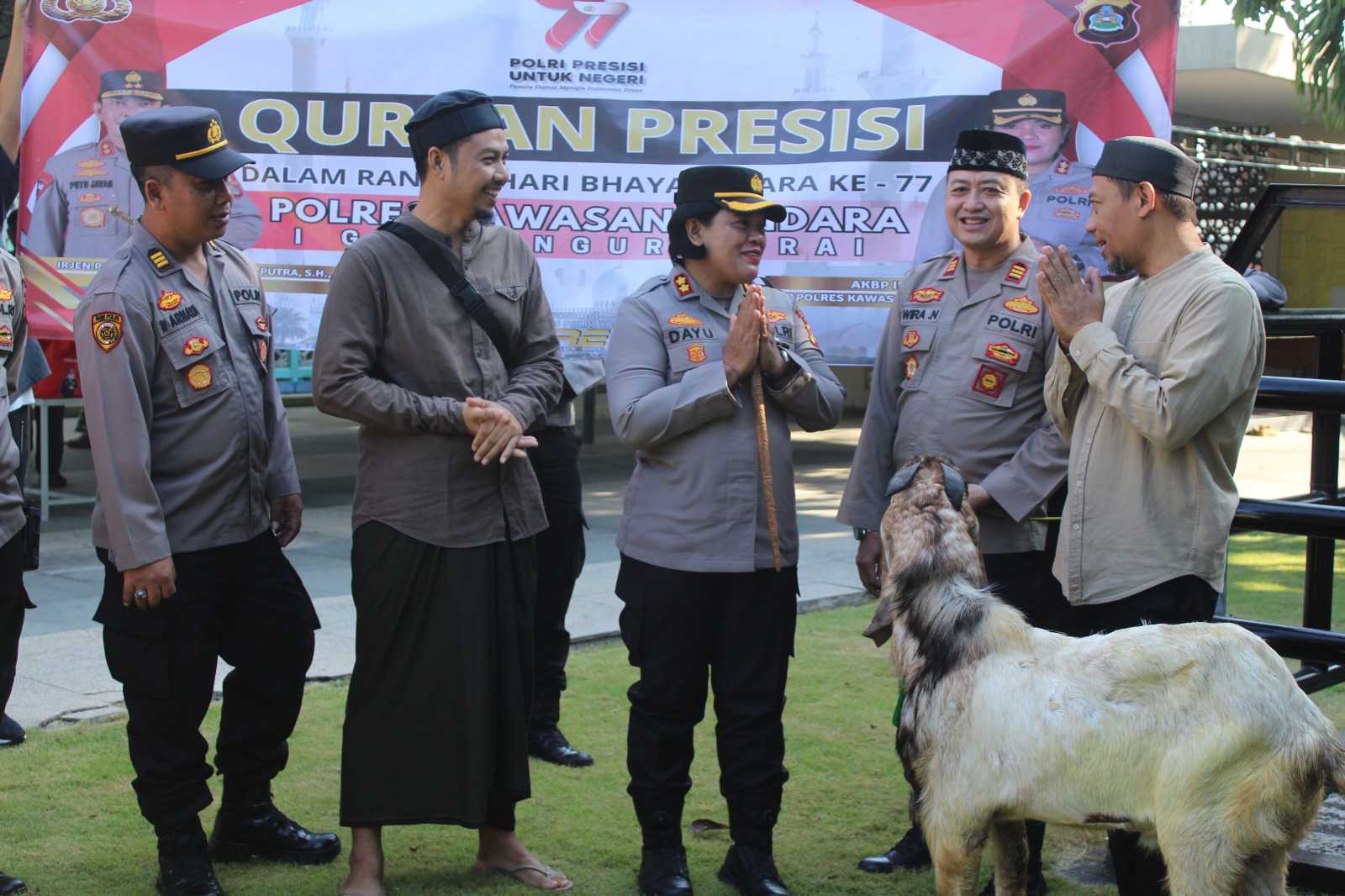Kapolres Bandara Ngurah Rai Serahkan Hewan Qurban Presisi dan Berbagi Puluhan Paket Sembako kepada Jemaah Masjid
