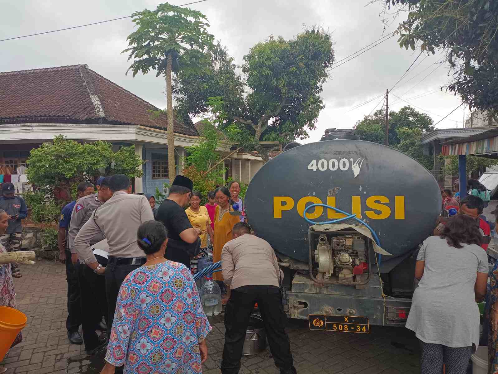 Hari Bhayangkara ke-77, Polres Malang Distribusikan Air Bersih Untuk Warga Dengkol Singosari