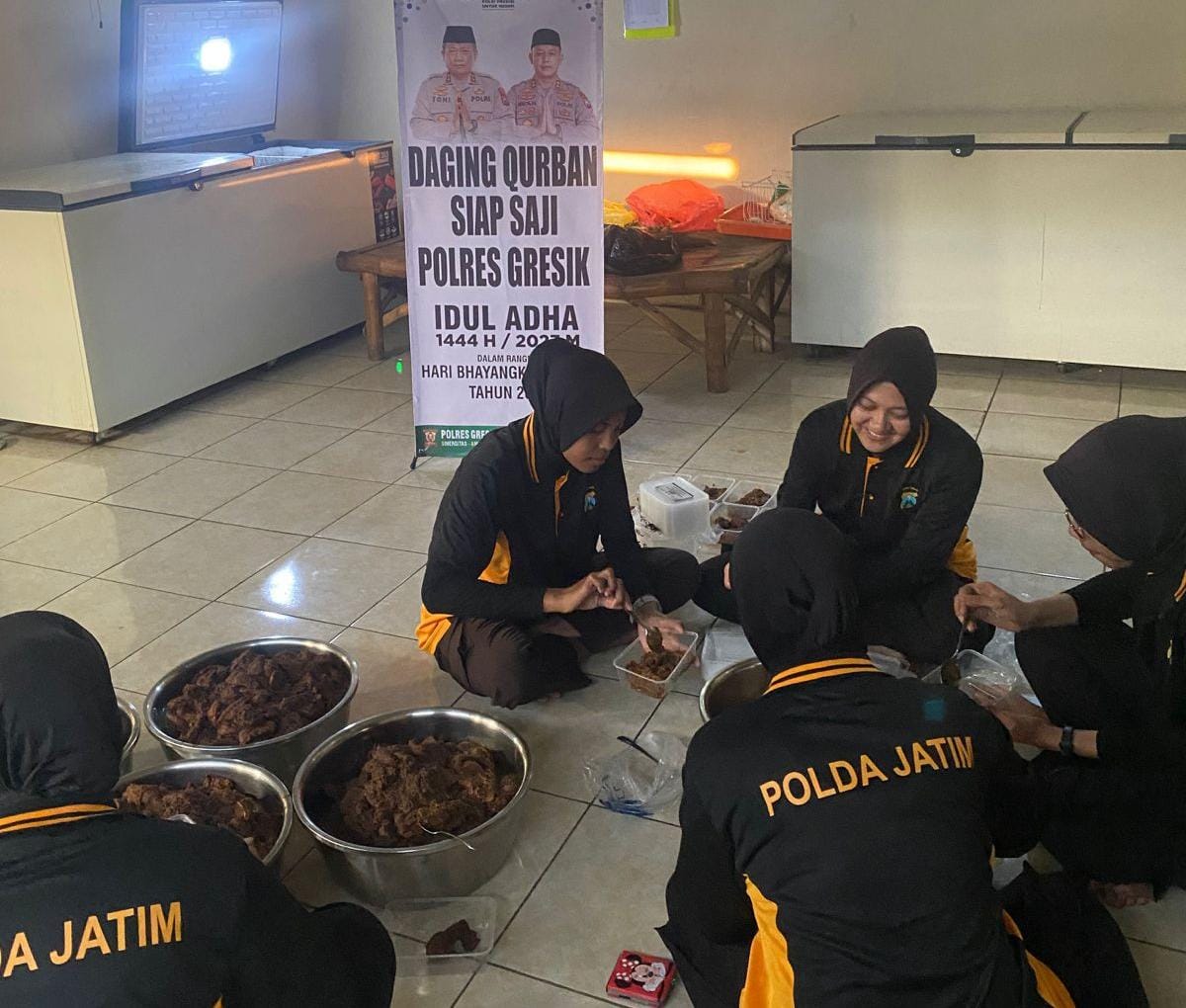 Puluhan Polwan Polres Gresik Masak Daging Kurban Siap Saji Dibagikan ke Ponpes