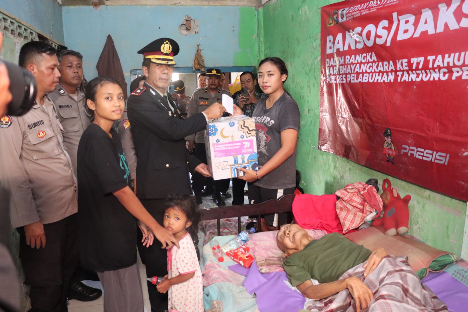 Giat Anjangsana, Polres Pelabuhan Tanjung Perak Beri Perhatian ke Warga Sakit Menahun